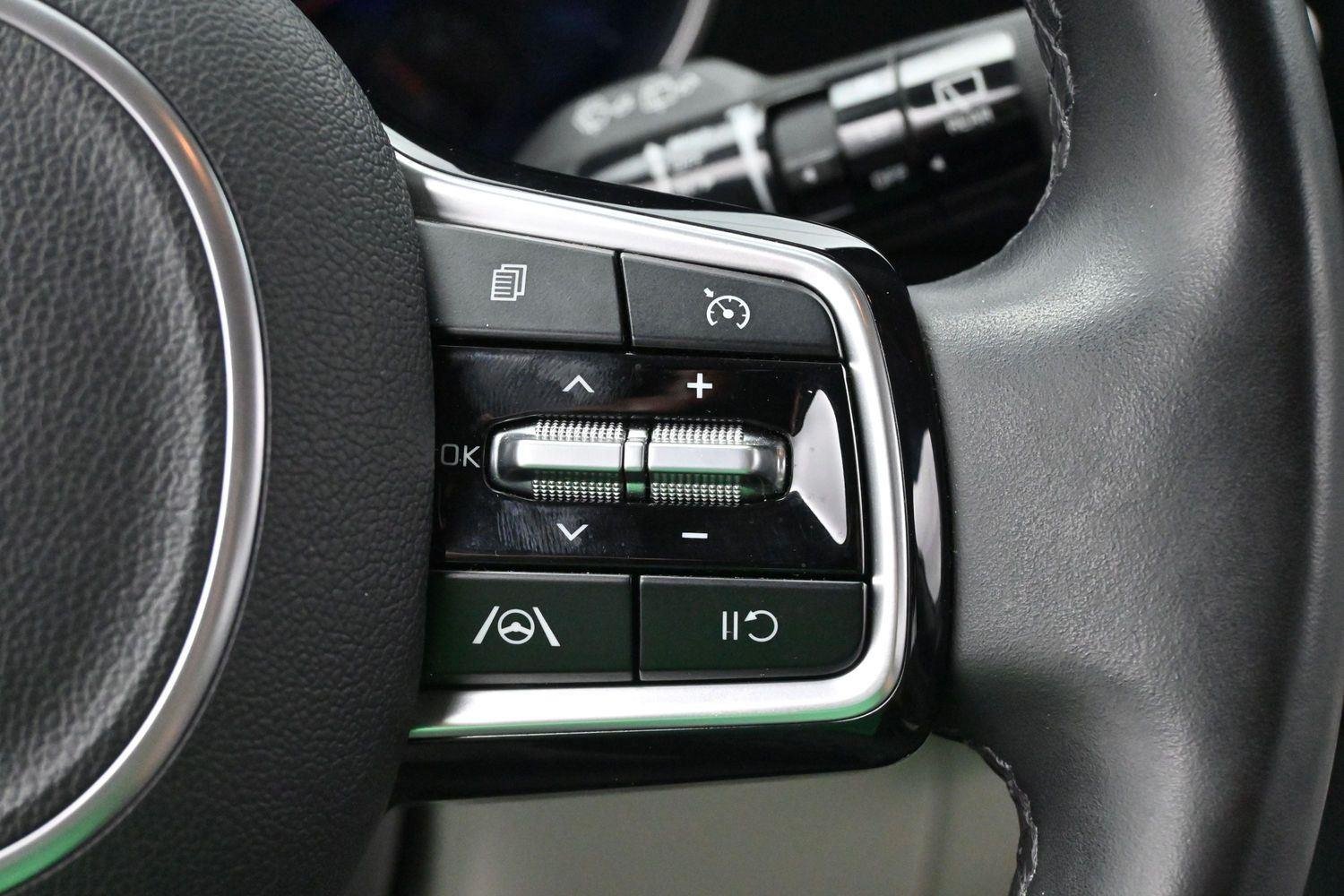 Used 2022 Snow White Pearl Kia LXS image 18