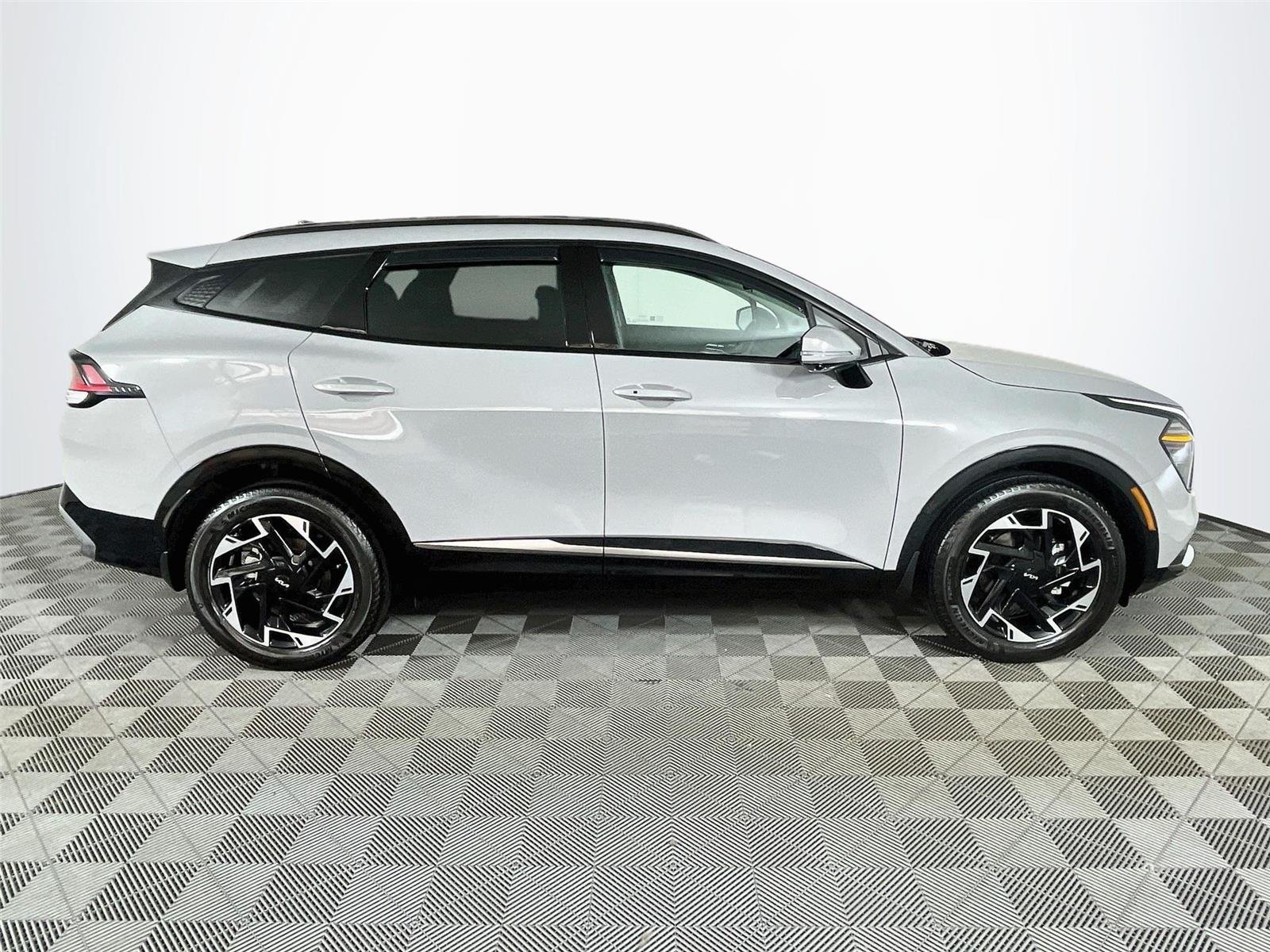 Used 2025 Wolf Gray Kia SX-Prestige image 11