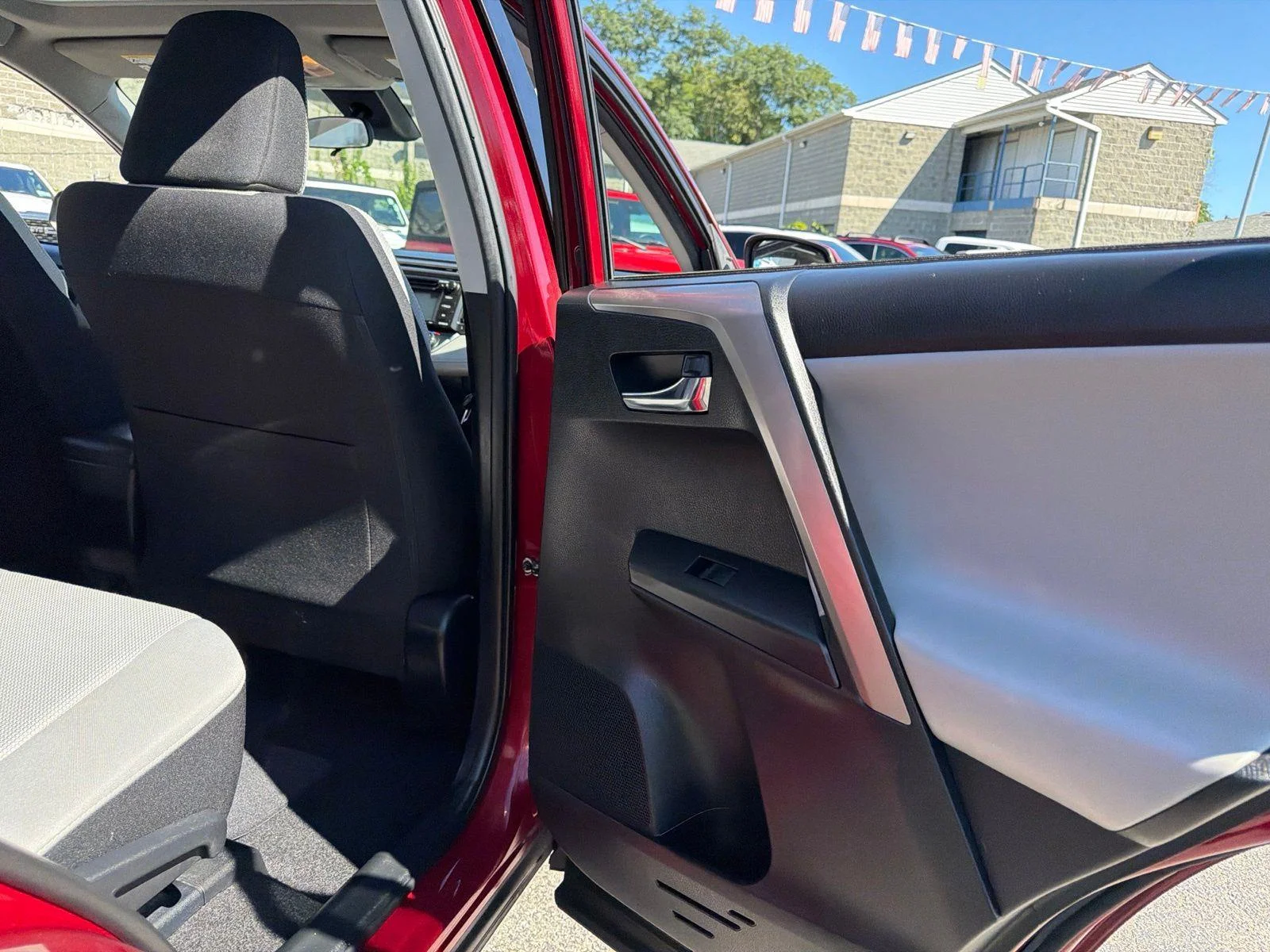 2018 Toyota RAV4 XLE - Photo 16