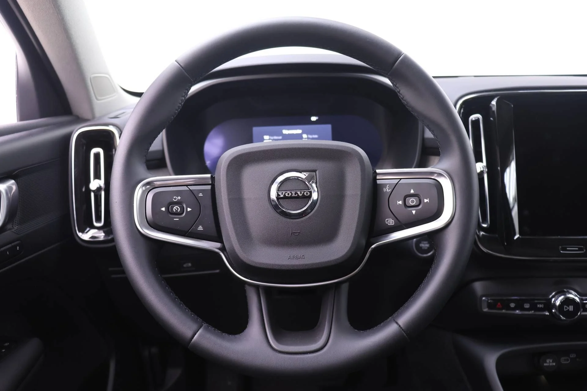 2026 Volvo XC40 Plus - Photo 17