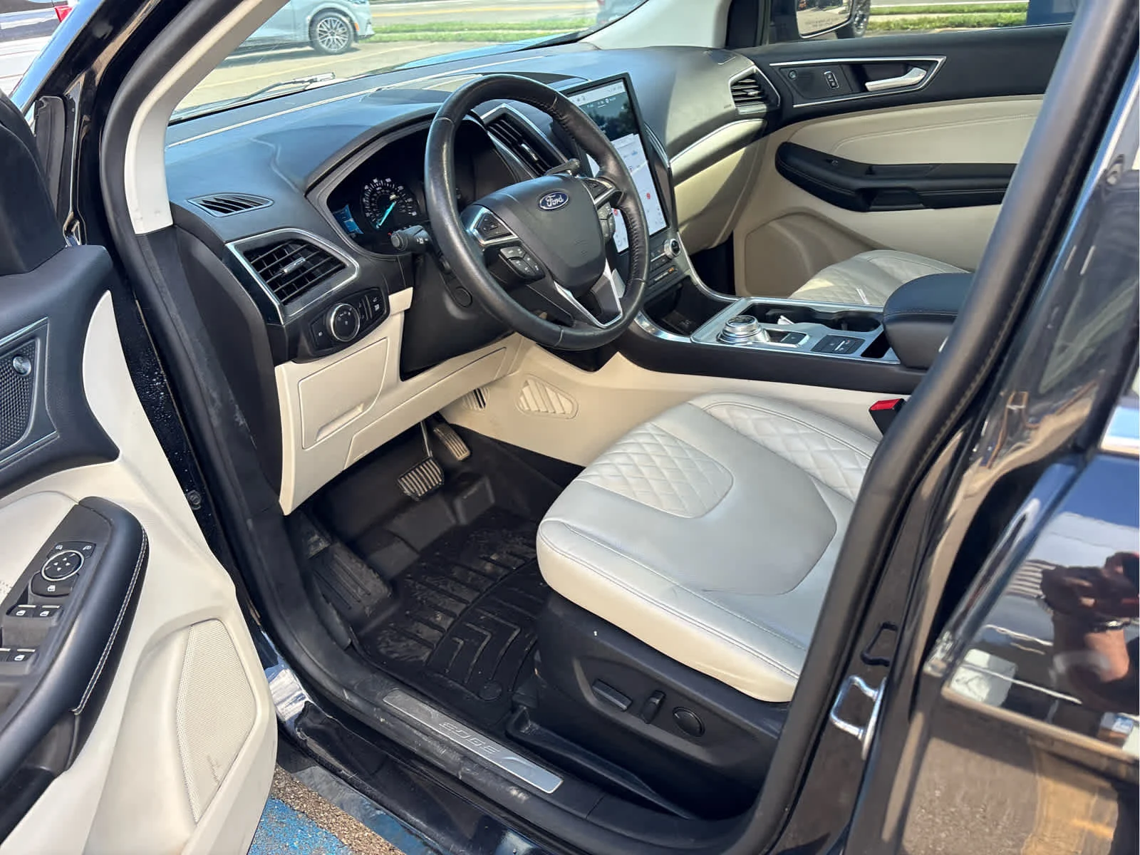 Used 2024 Agate Black Metallic Ford Titanium image 4