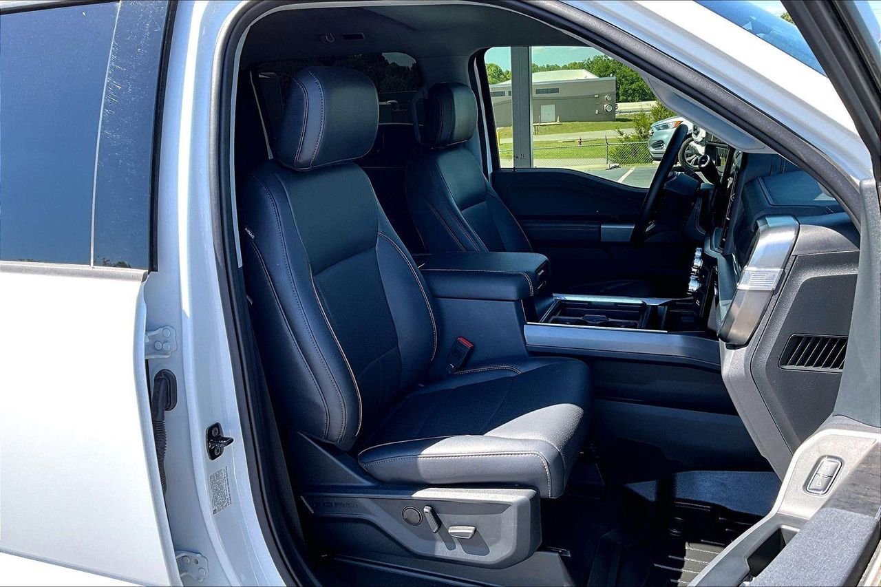 Used 2025 OXFORD WHITE Ford LARIAT image 31