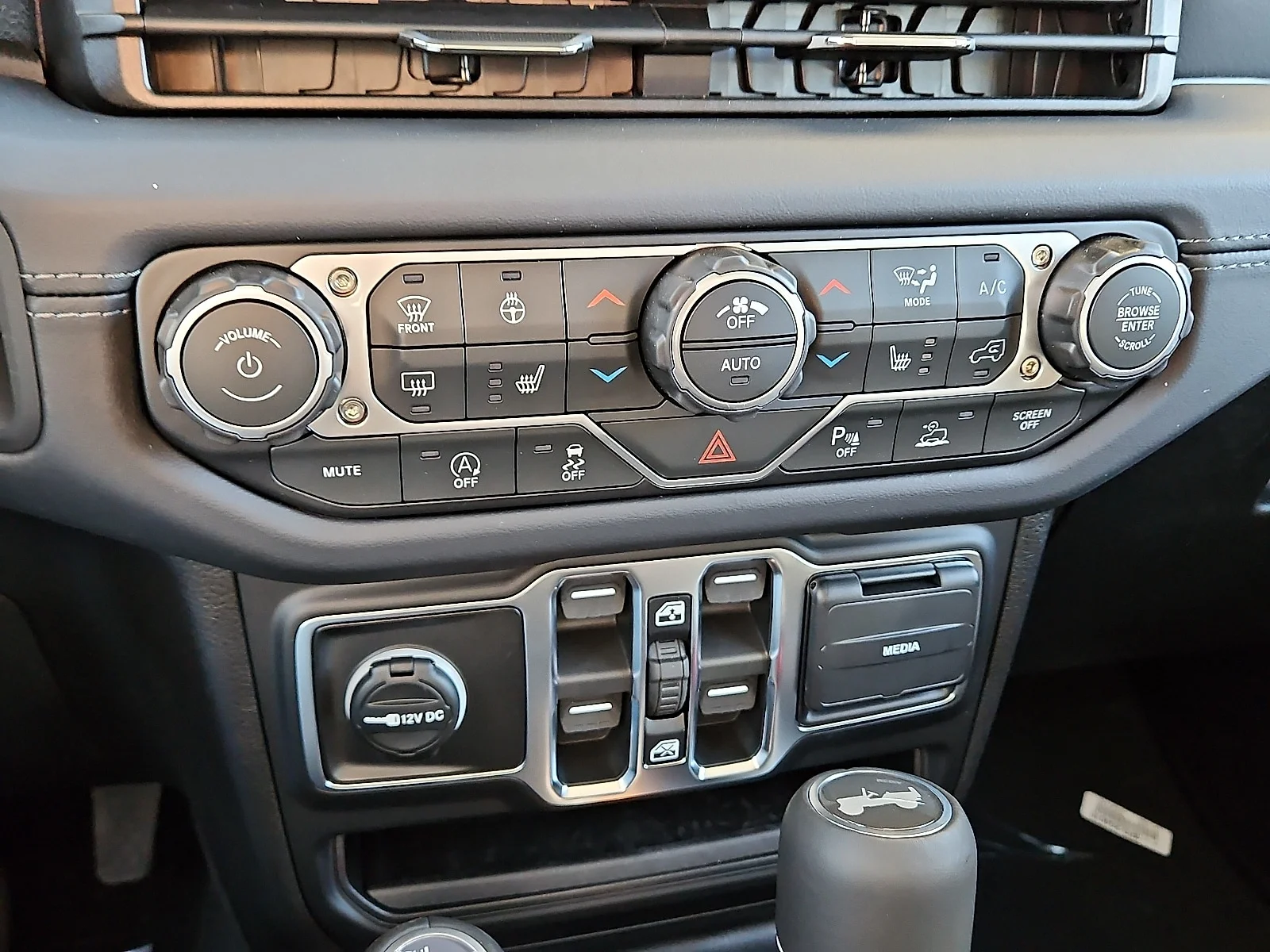 New 2026 41 Jeep 4-DOOR SAHARA image 15