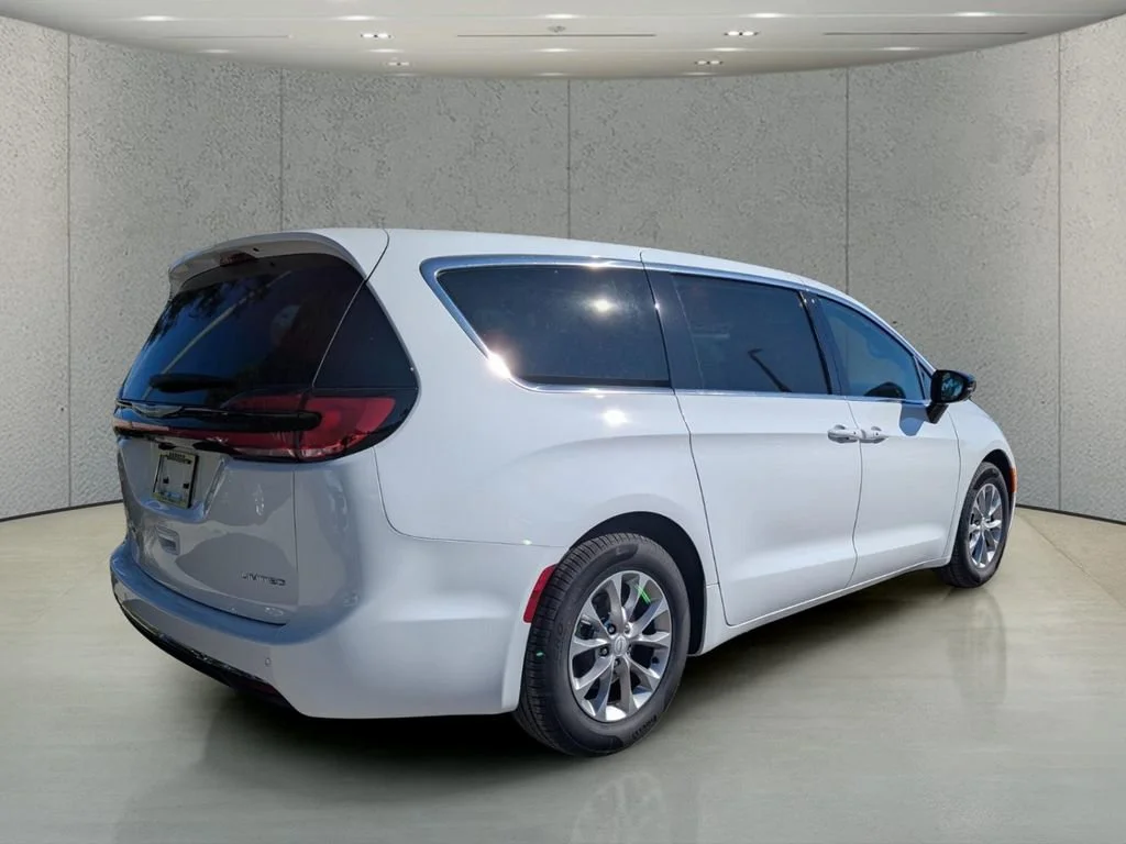 New 2026 Bright White Clear-Coat Exterior Paint Chrysler Limited image 4