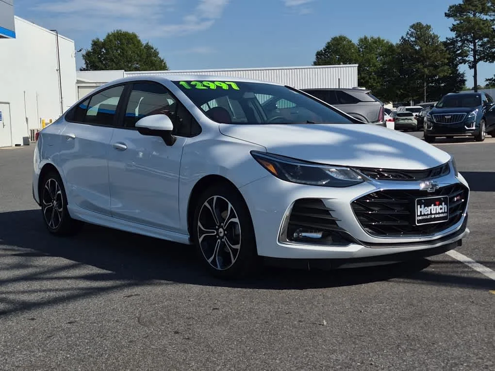 Used 2019 Summit White Chevrolet LT image 2