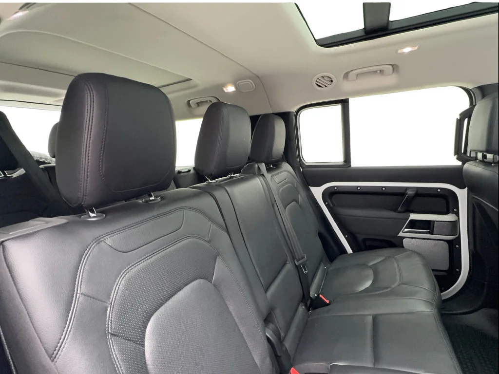 Used 2023 White Land Rover SE image 30