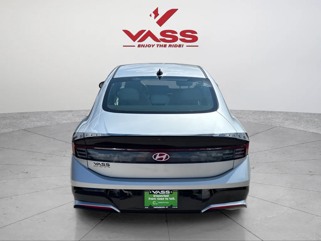 Used 2025 Silver Hyundai SEL image 4
