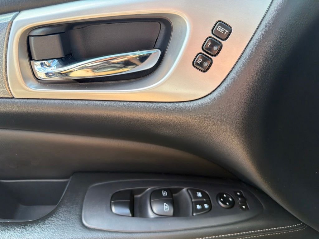 Used 2019 Blue Nissan SL image 21