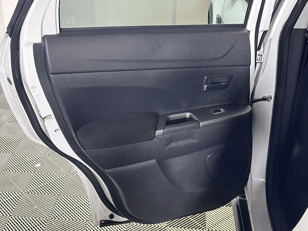 Used 2021 White Mitsubishi 2.0 SE image 18
