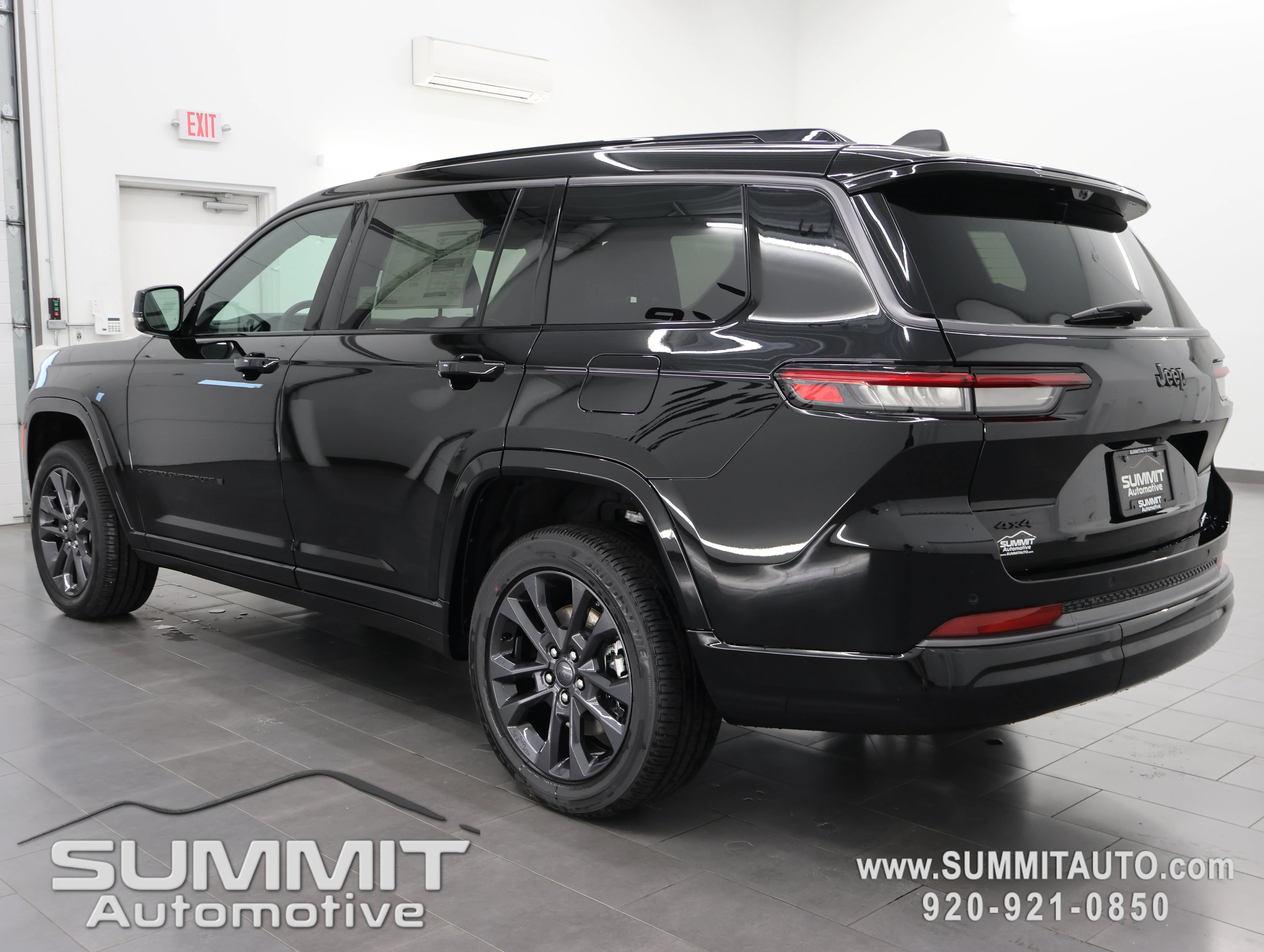 New 2026 Diamond Black Crystal Pearl-Coat Exterior Paint Jeep Limited Reserve image 6