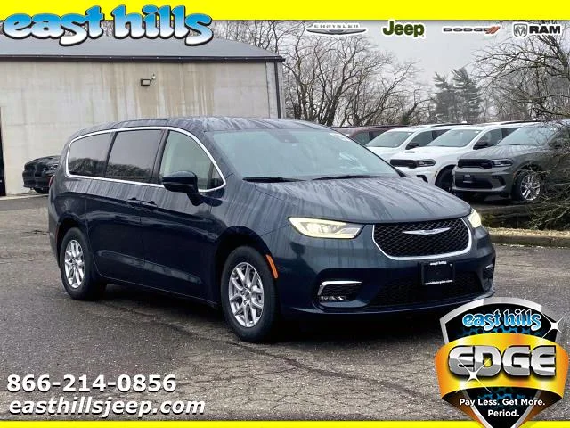 2023 Chrysler Pacifica Touring L's photo