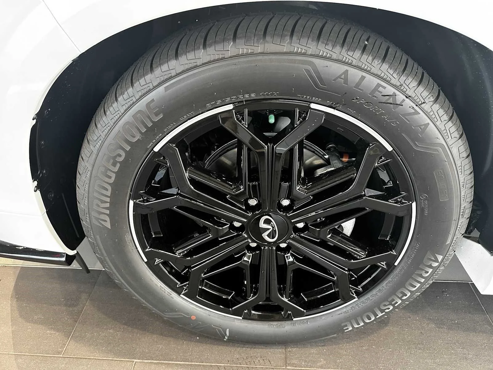 New 2027 2T RADIANT WHIT INFINITI Sport 4WD image 6