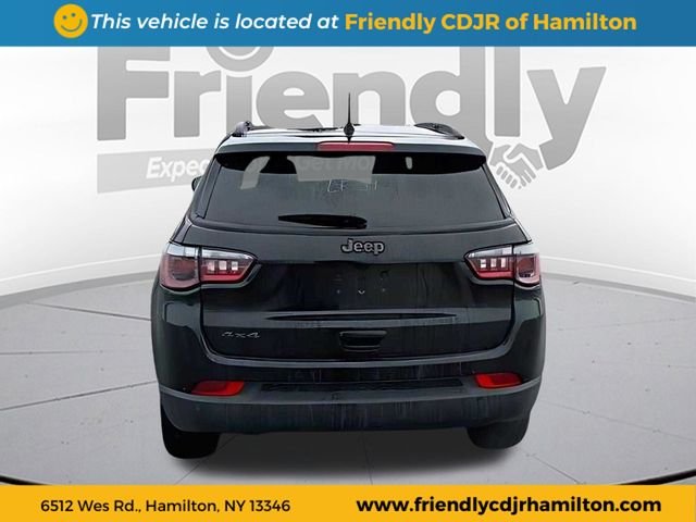 New 2026 Diamond Black Crystal Pearl-Coat Exterior Paint Jeep Limited image 4