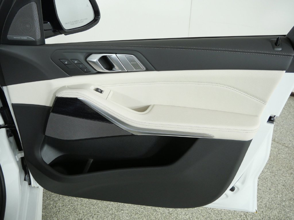Used 2027 White BMW xDrive40i image 20