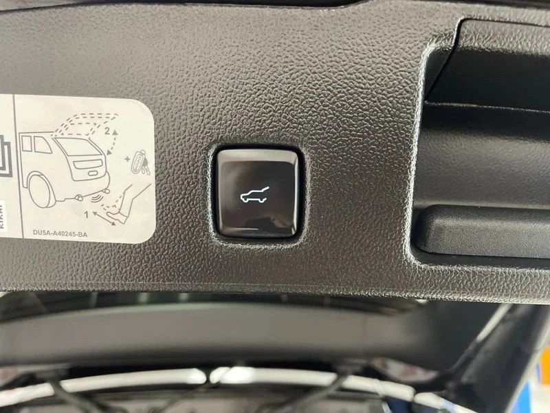 Used 2020 Black Ford SEL image 9