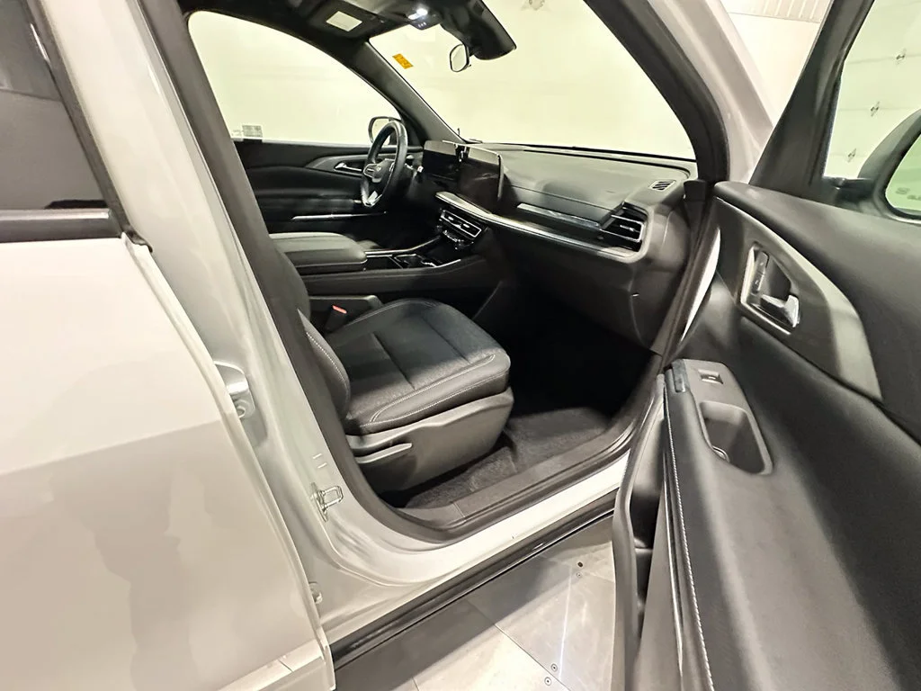 Used 2026 Summit White Chevrolet LT image 27