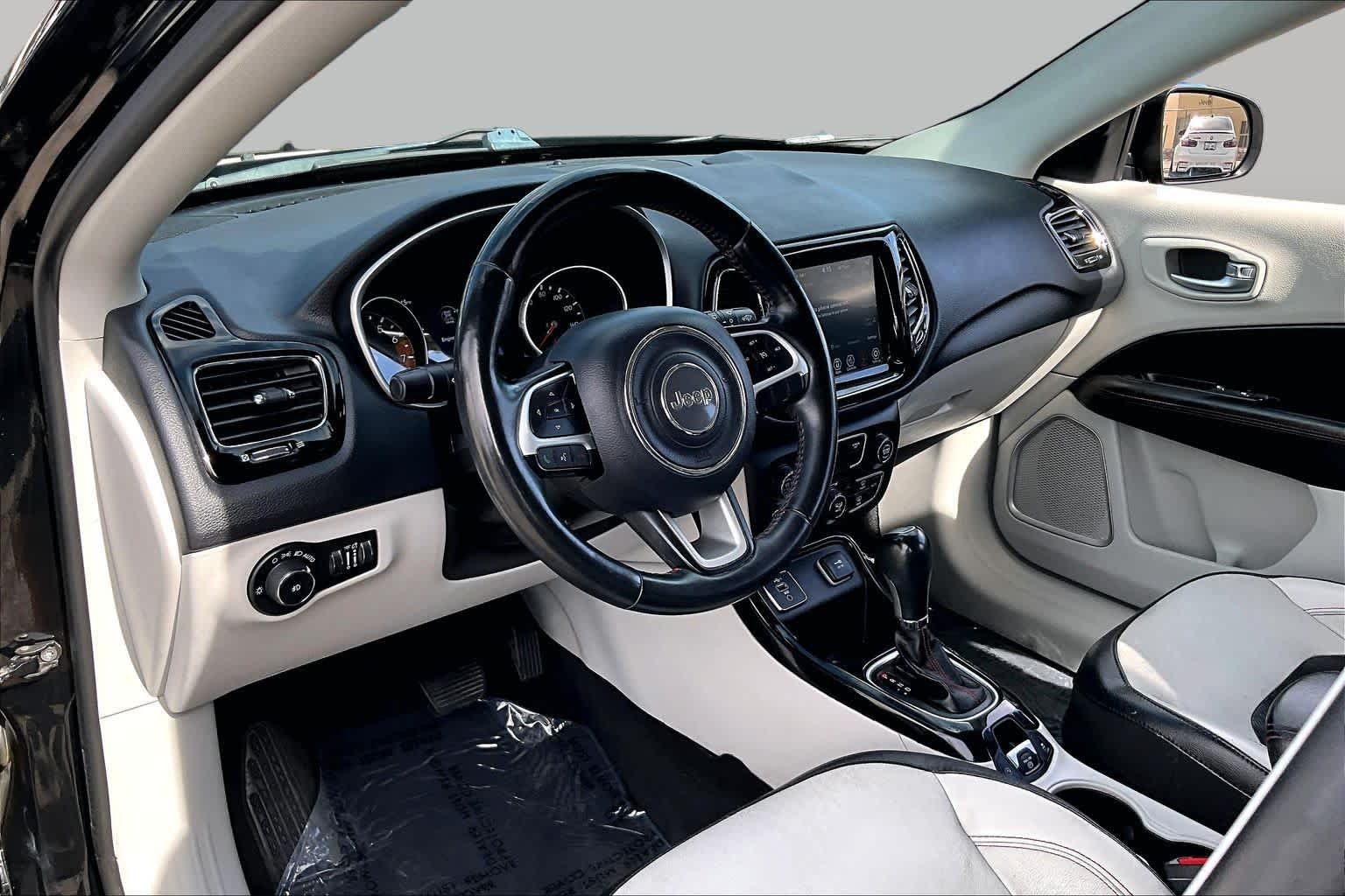 Used 2019 Diamond Black Crystal Pearlcoat Jeep Limited image 16