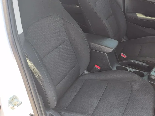 Used 2020 White Hyundai SE image 33
