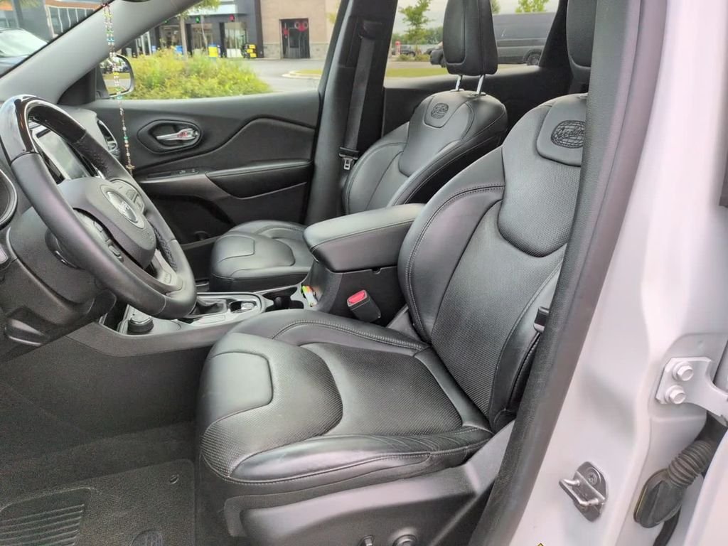 Certified Used 2019 White Jeep Overland image 17