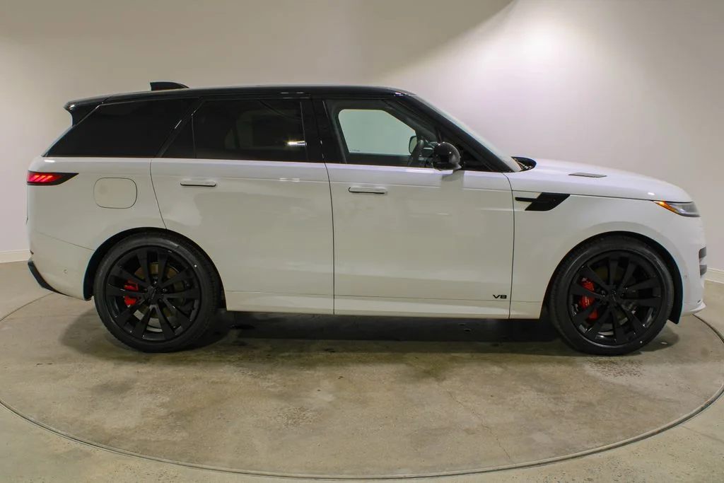 New 2026 Fuji White Land Rover Dynamic SE P530 V8 image 6