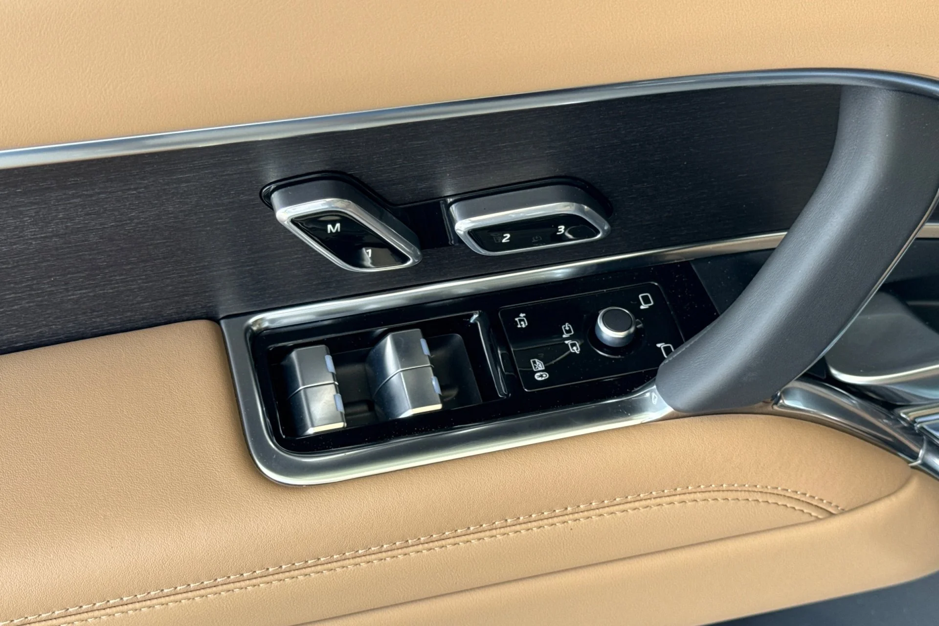 New 2026 Carpathian Grey Land Rover SE image 15
