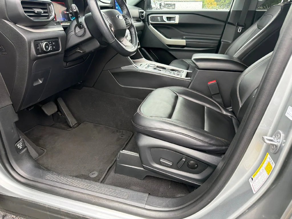 Used 2023 Silver Ford XLT image 9