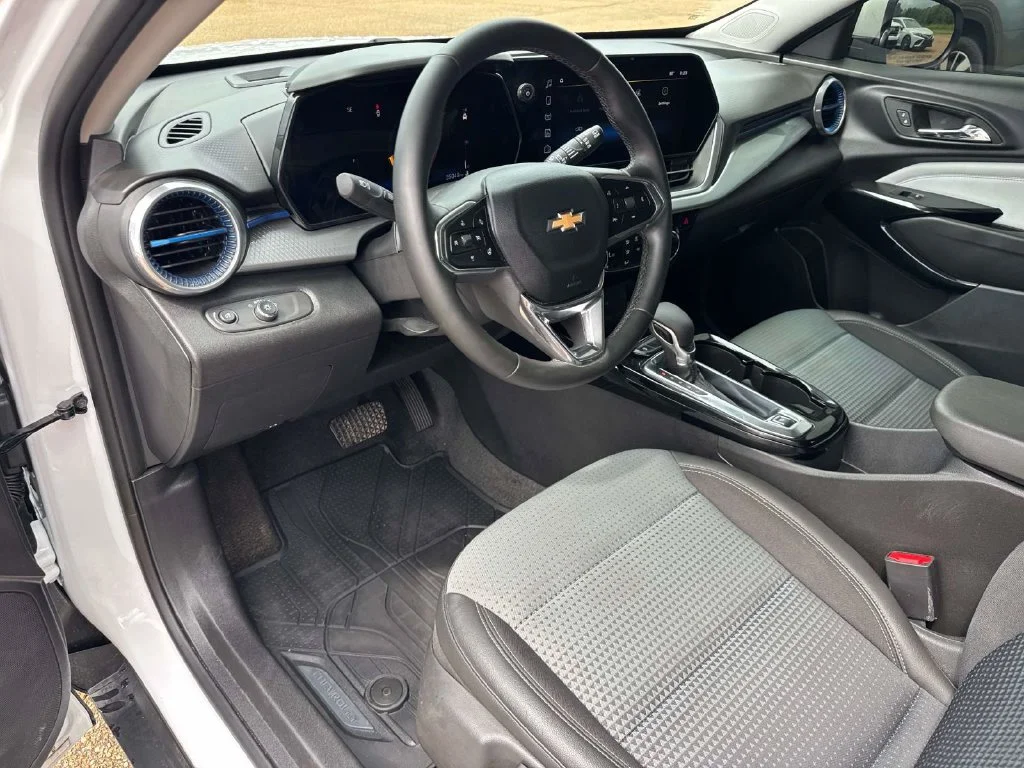 Used 2025 White Chevrolet LT image 24