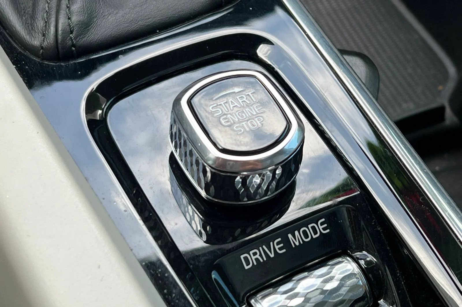 Used 2021 Gray Volvo Momentum image 22