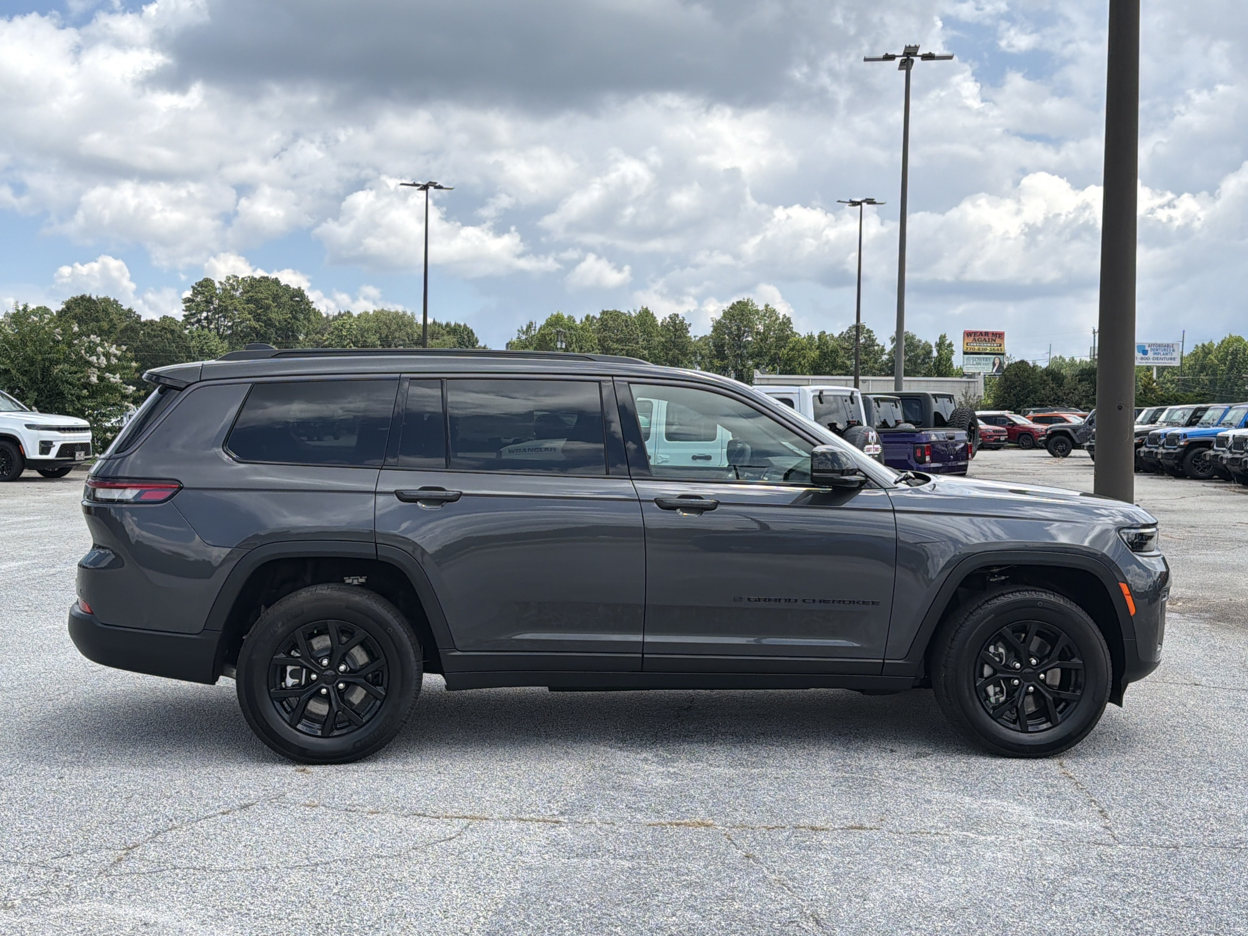 New 2026 Baltic Gray Metallic Clear-Coat Exterior Paint Jeep Laredo Altitude image 8