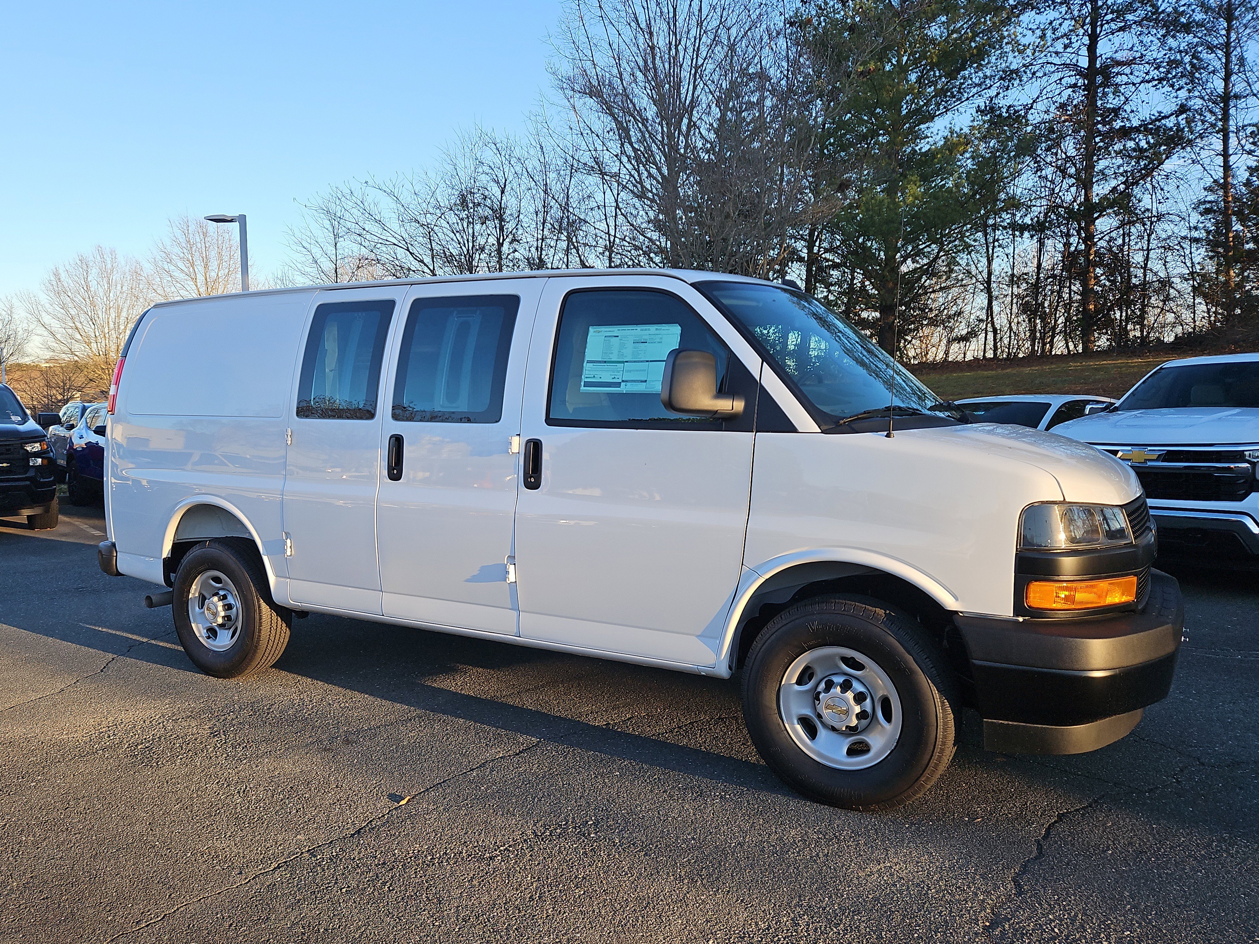 2025 Chevrolet Express Cargo Work Van - Photo 6