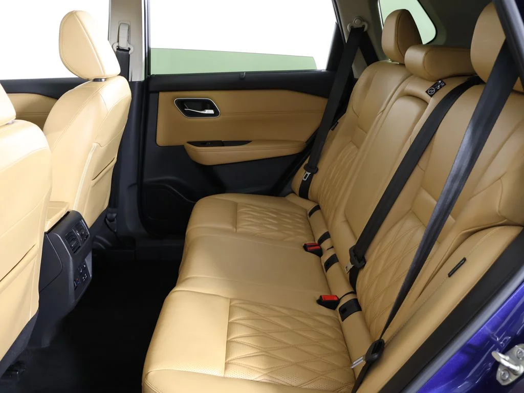 Used 2023  Nissan Platinum image 35