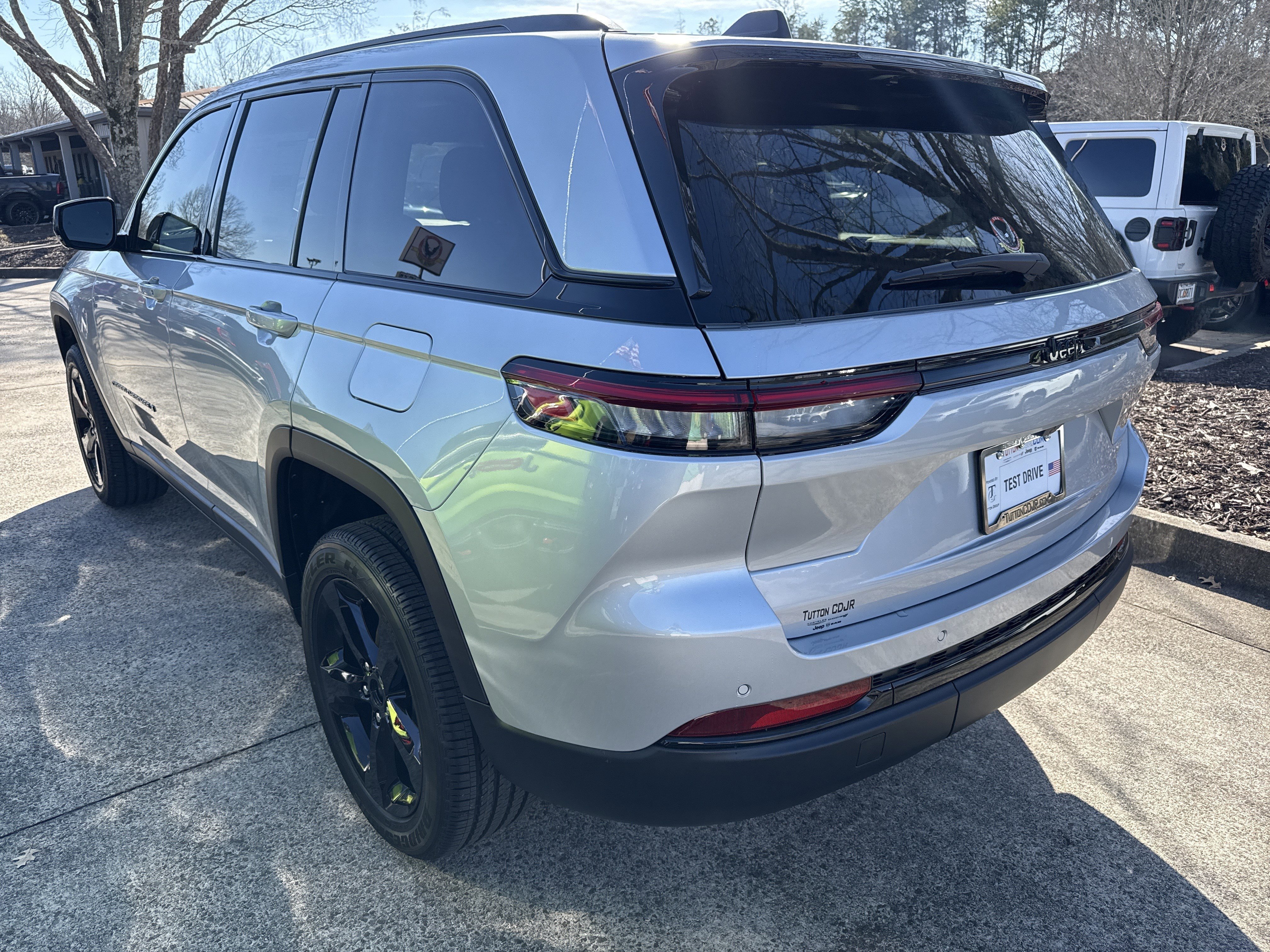 New 2025 Silver Zynith Jeep Altitude image 4