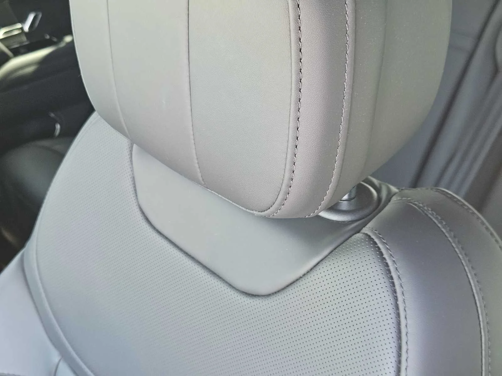 Certified Used 2024 Fuji White Land Rover Dynamic SE image 12
