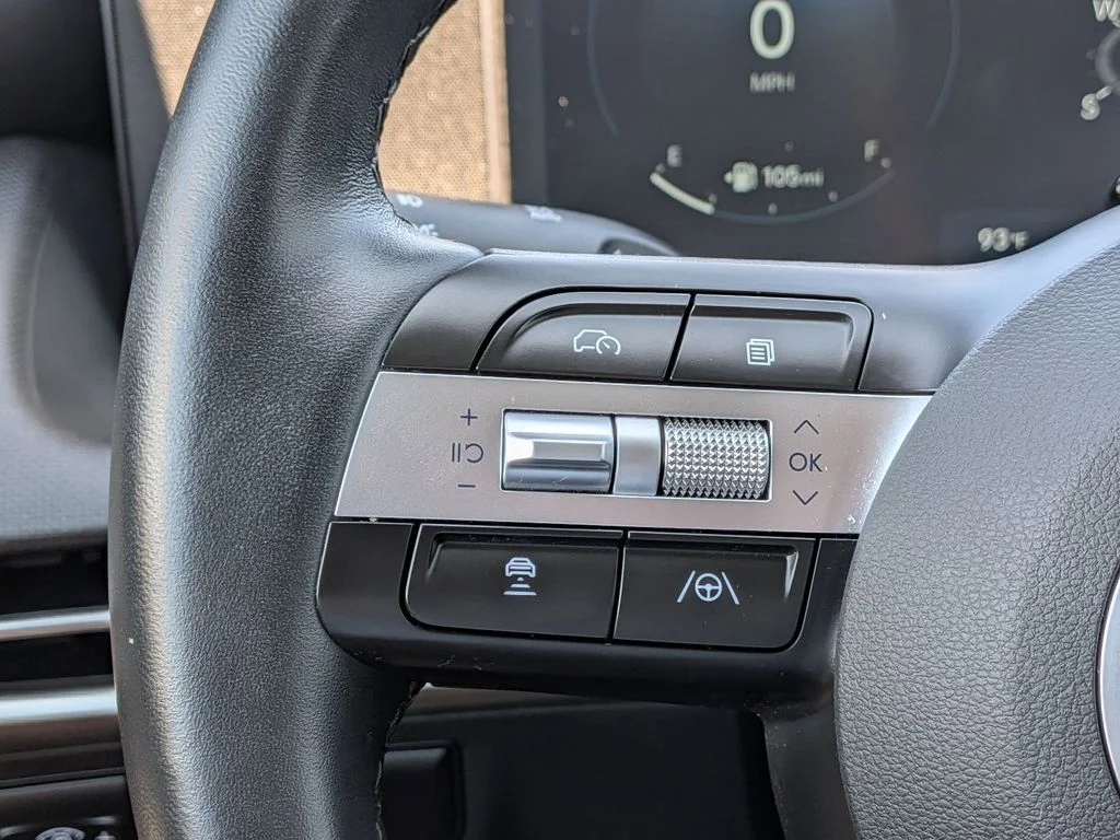 Used 2025 Red Hyundai SEL Convenience image 16