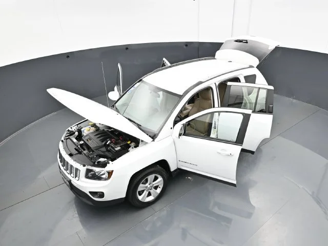 Used 2016 Bright White Clearcoat Jeep Latitude image 42
