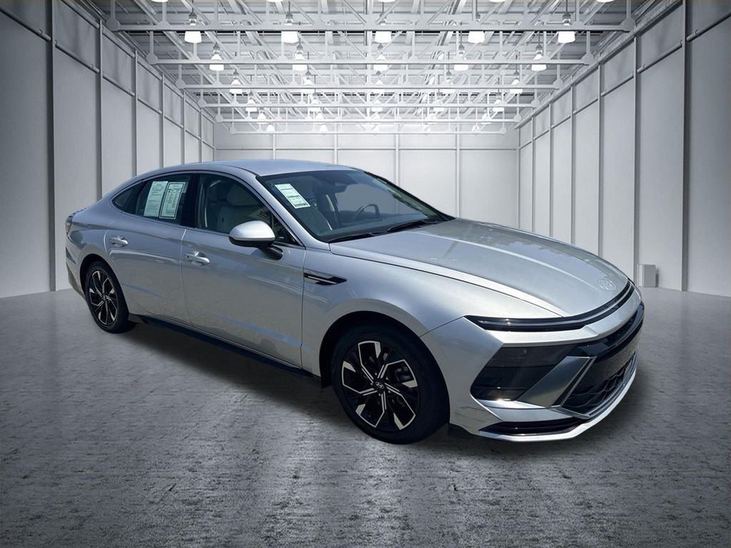Used 2025 Silver Hyundai SEL image 8