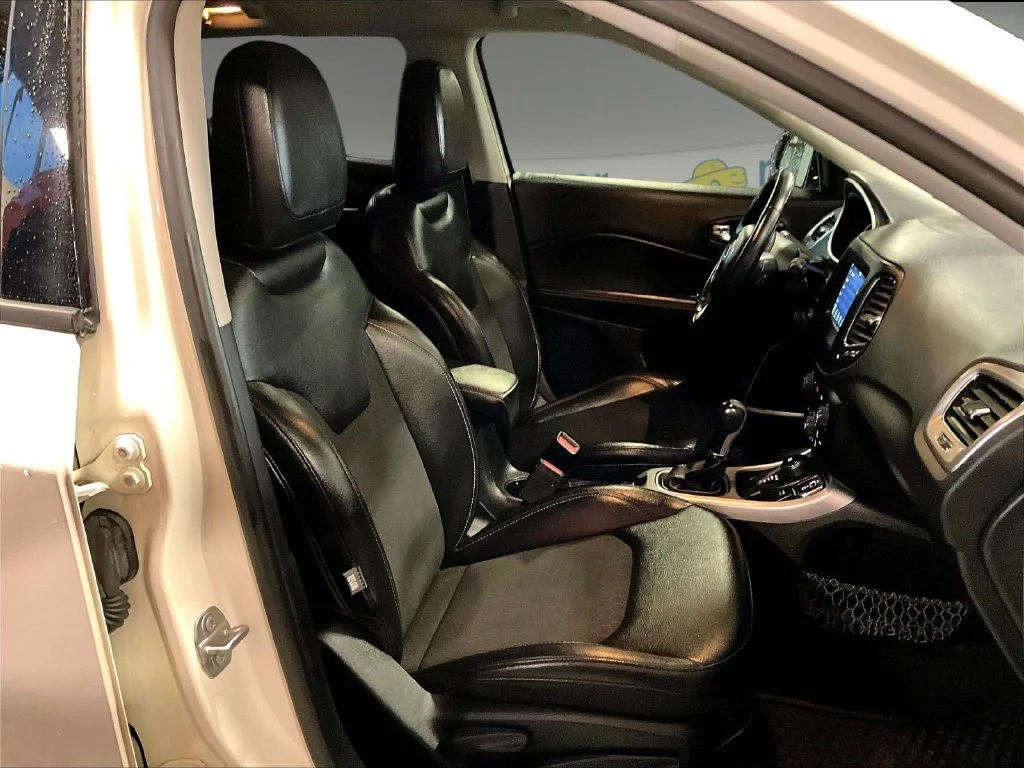 Used 2018 White Jeep Latitude image 11