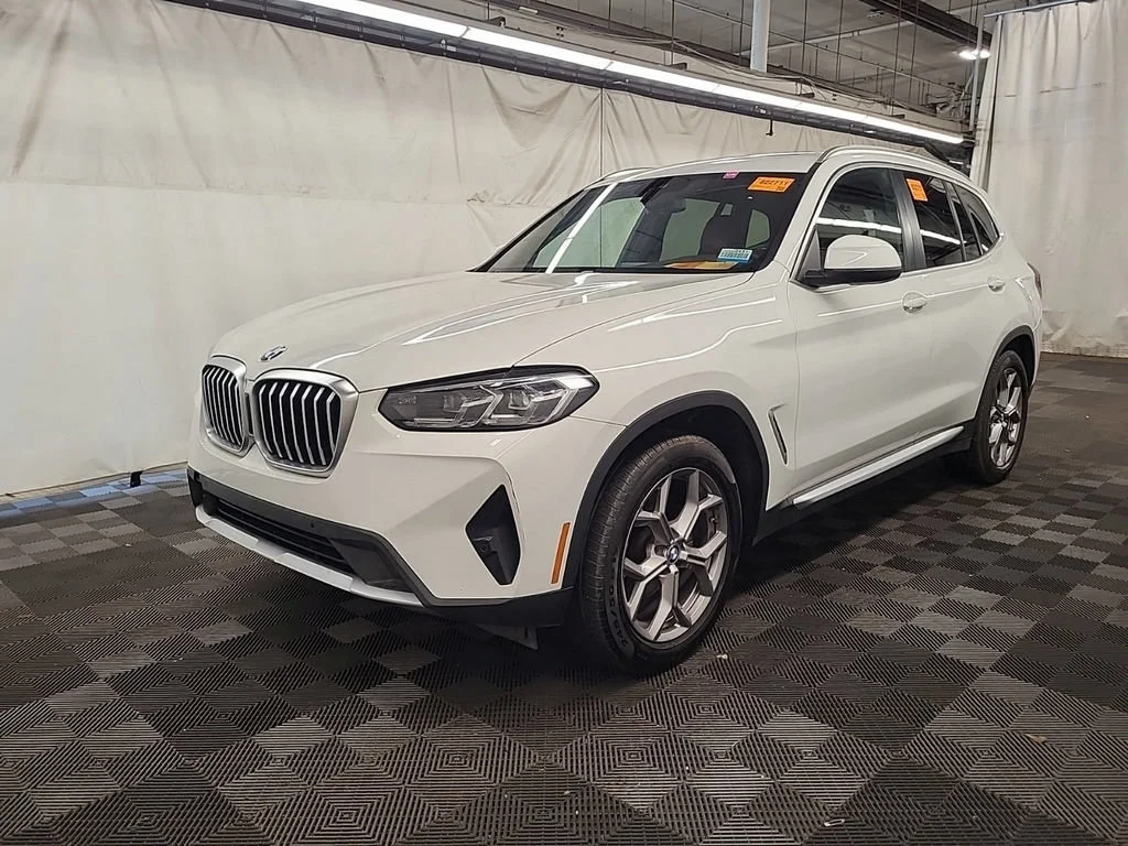 Used 2022  BMW xDrive30i image 2