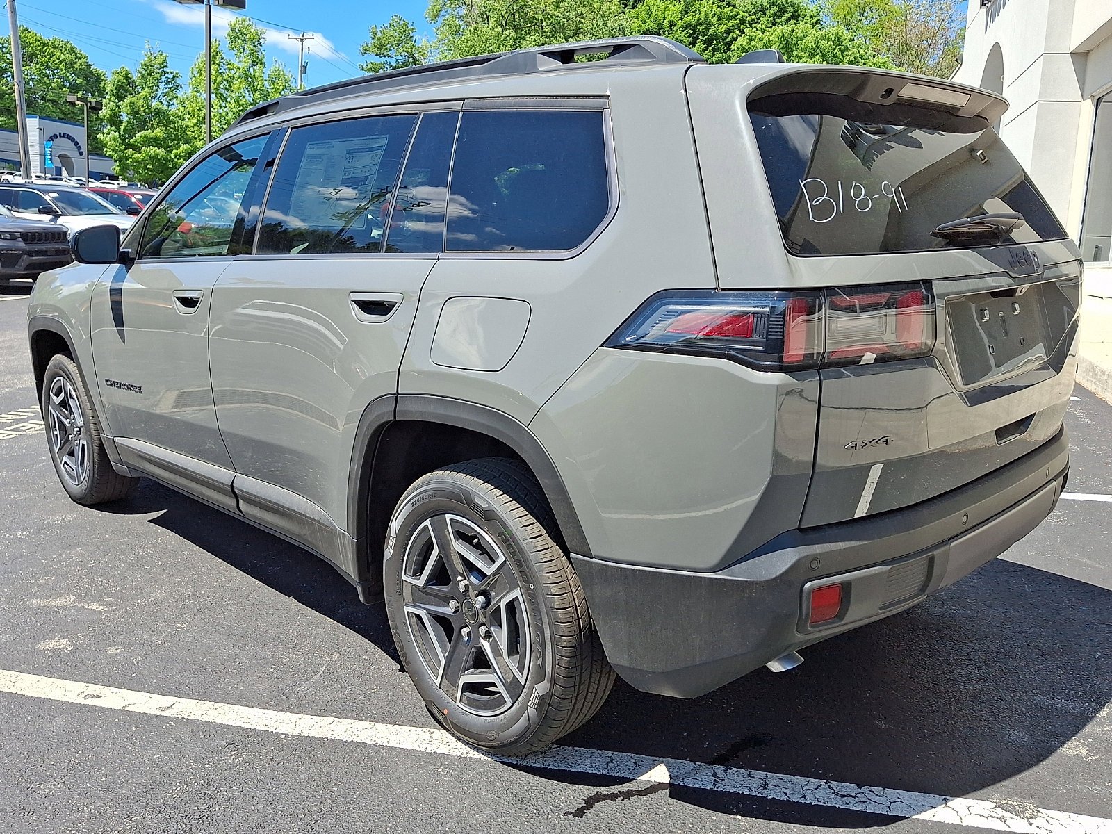 New 2026 Sting-Gray Clear-Coat Exterior Paint Jeep Limited image 4