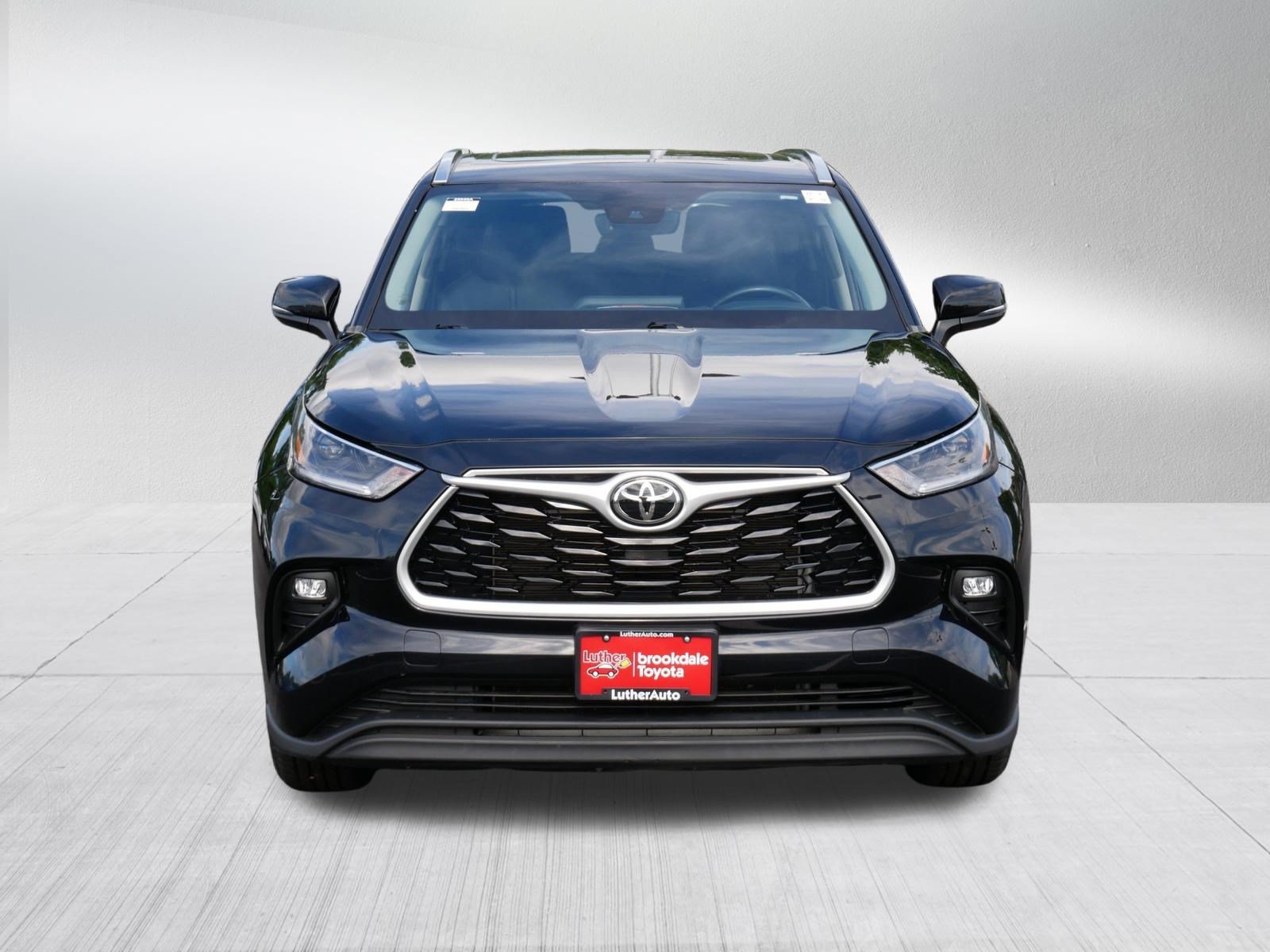 Used 2021 Toyota Highlander XLE with VIN 5TDHZRBH4MS546304 for sale in Brooklyn Center, Minnesota