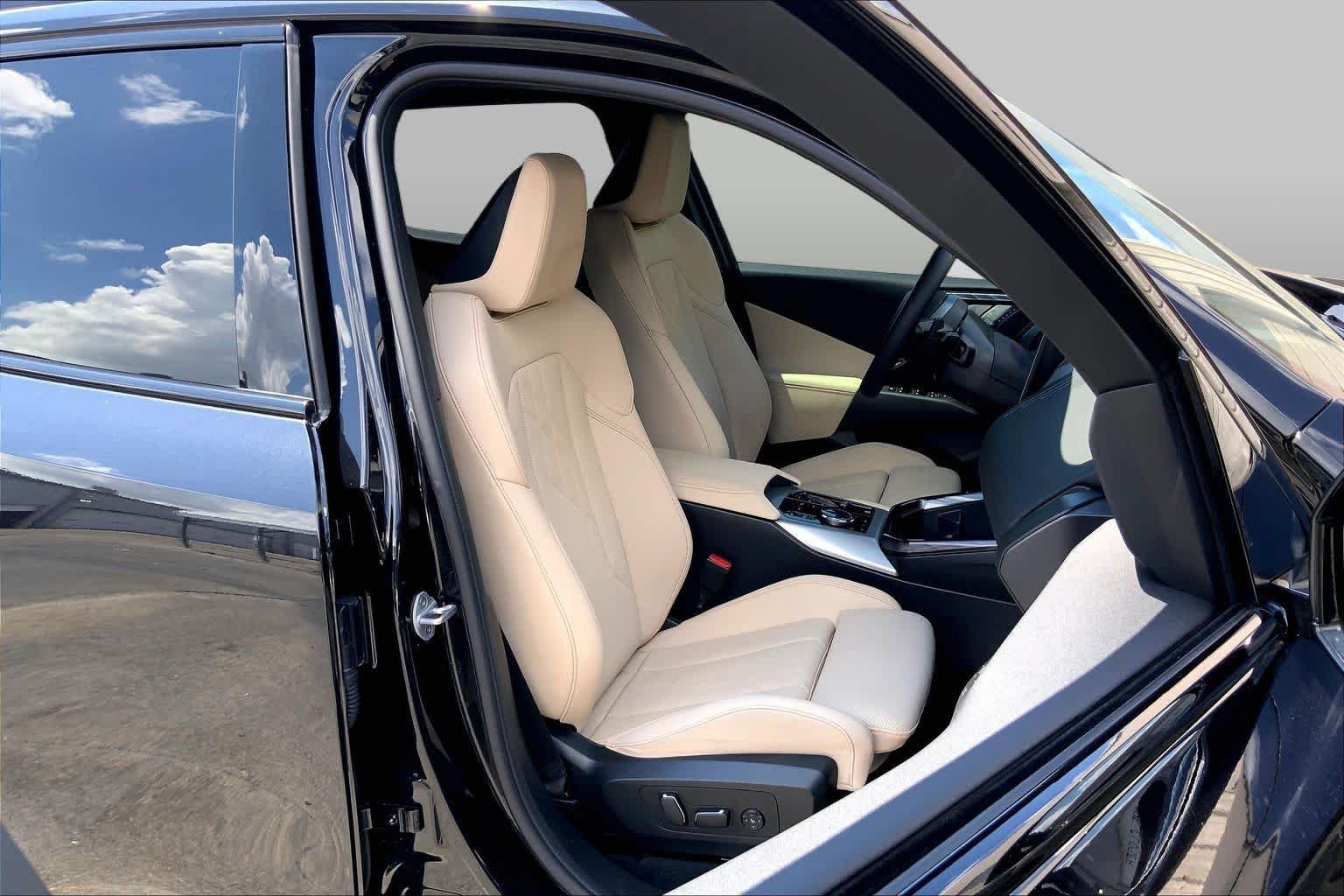 Used 2025 Black Sapphire Metallic BMW 30 xDrive image 9