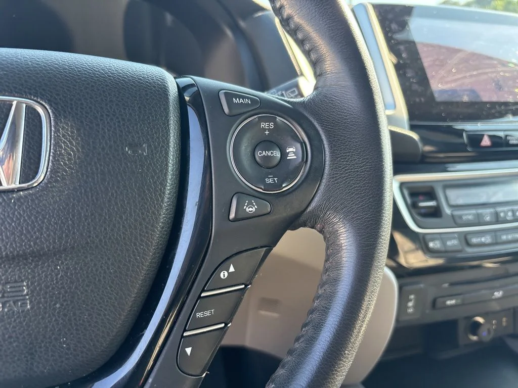 Used 2017  Honda Touring image 22