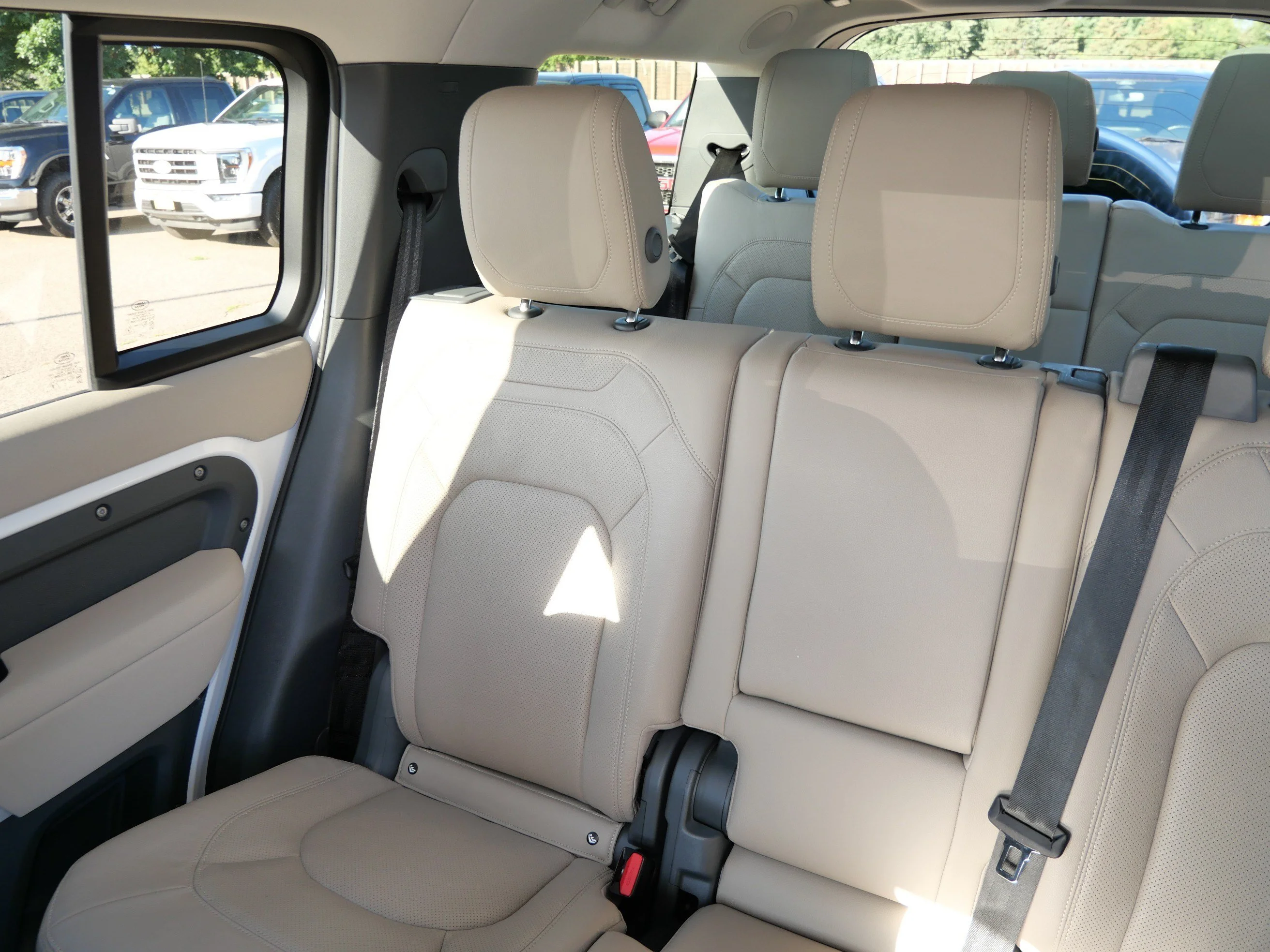 Used 2023 Fuji White Land Rover SE image 12