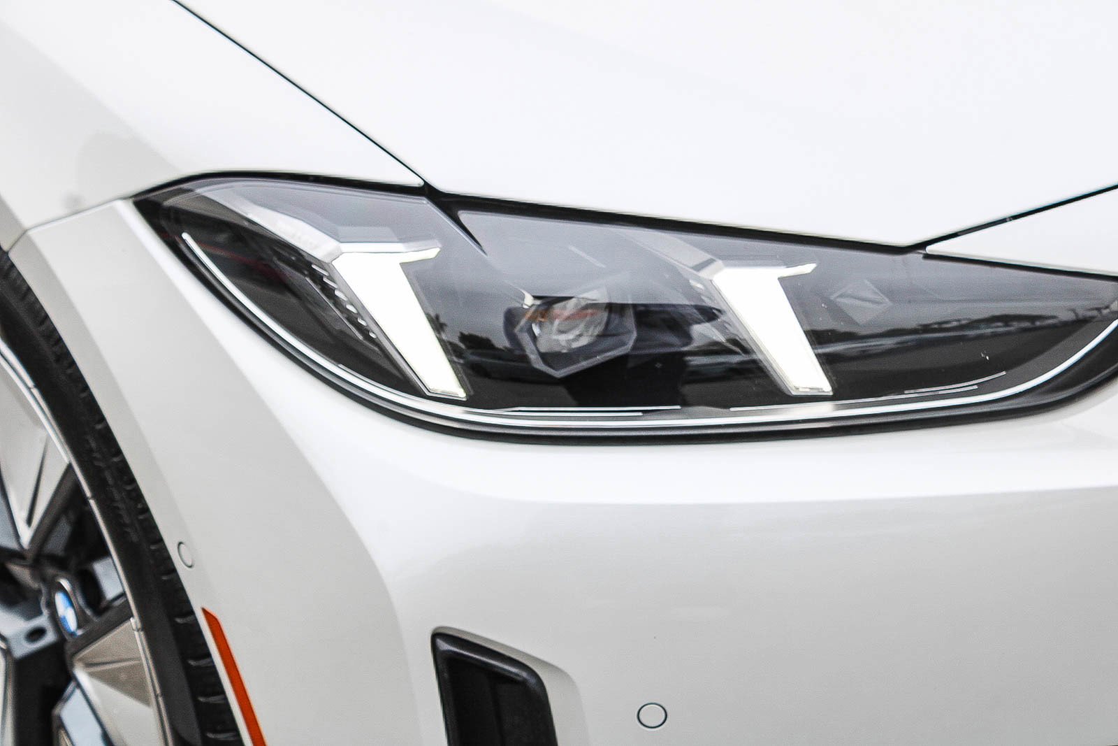 Used 2025 Mineral White Metallic BMW xDrive40 image 9