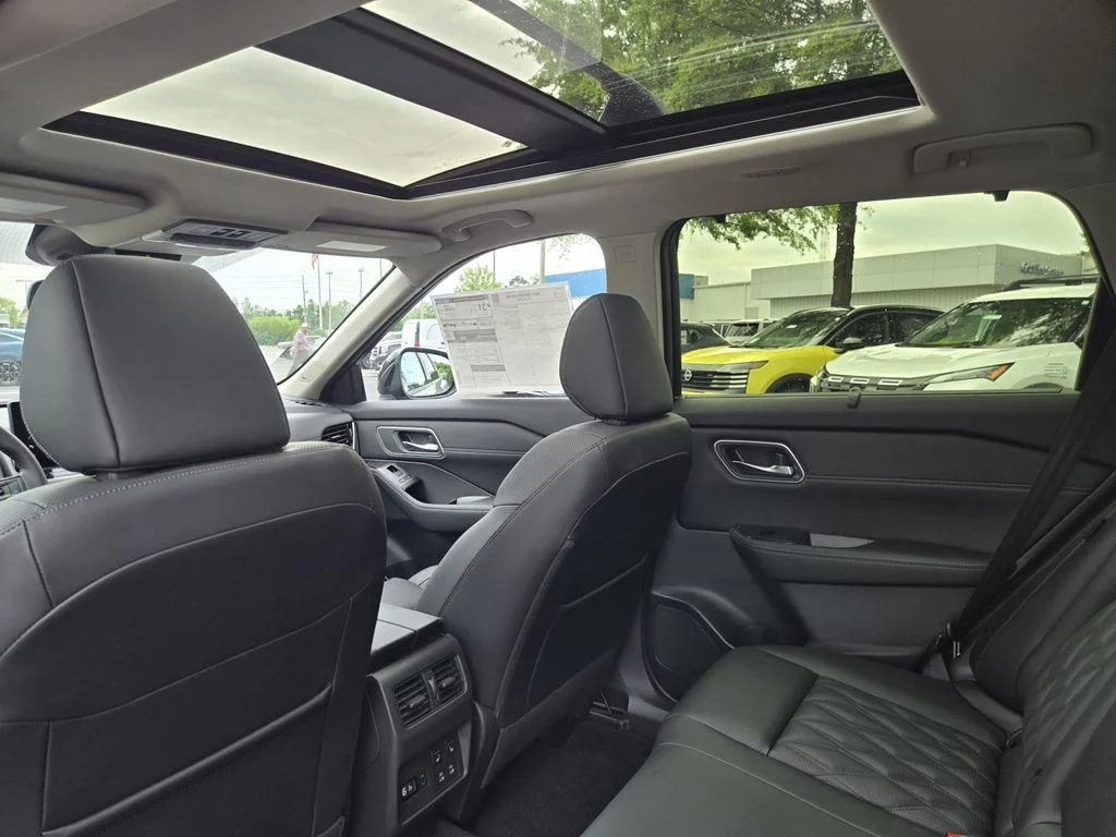 New 2026 Boulder Gray Pearl / Super Black Two-tone Nissan Platinum image 14