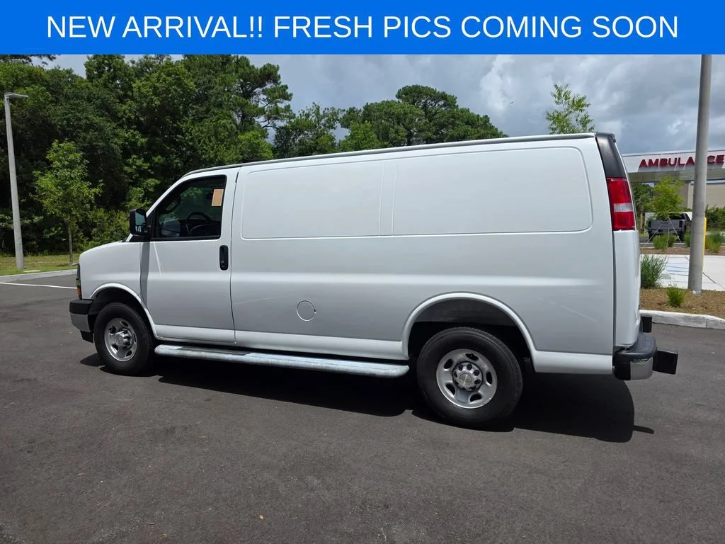 Used 2025 Summit White Chevrolet WT image 4