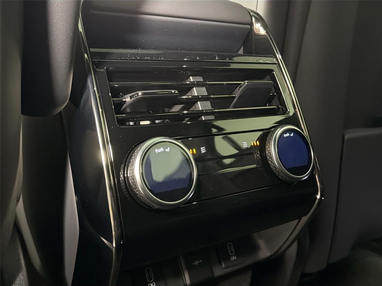 New 2026 Santorini Black LAND ROVER Dynamic SE image 24