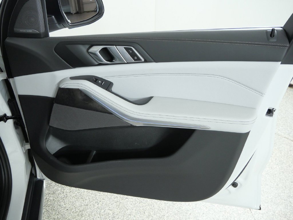 Certified Used 2024 Mineral White Metallic BMW xDrive40i image 23