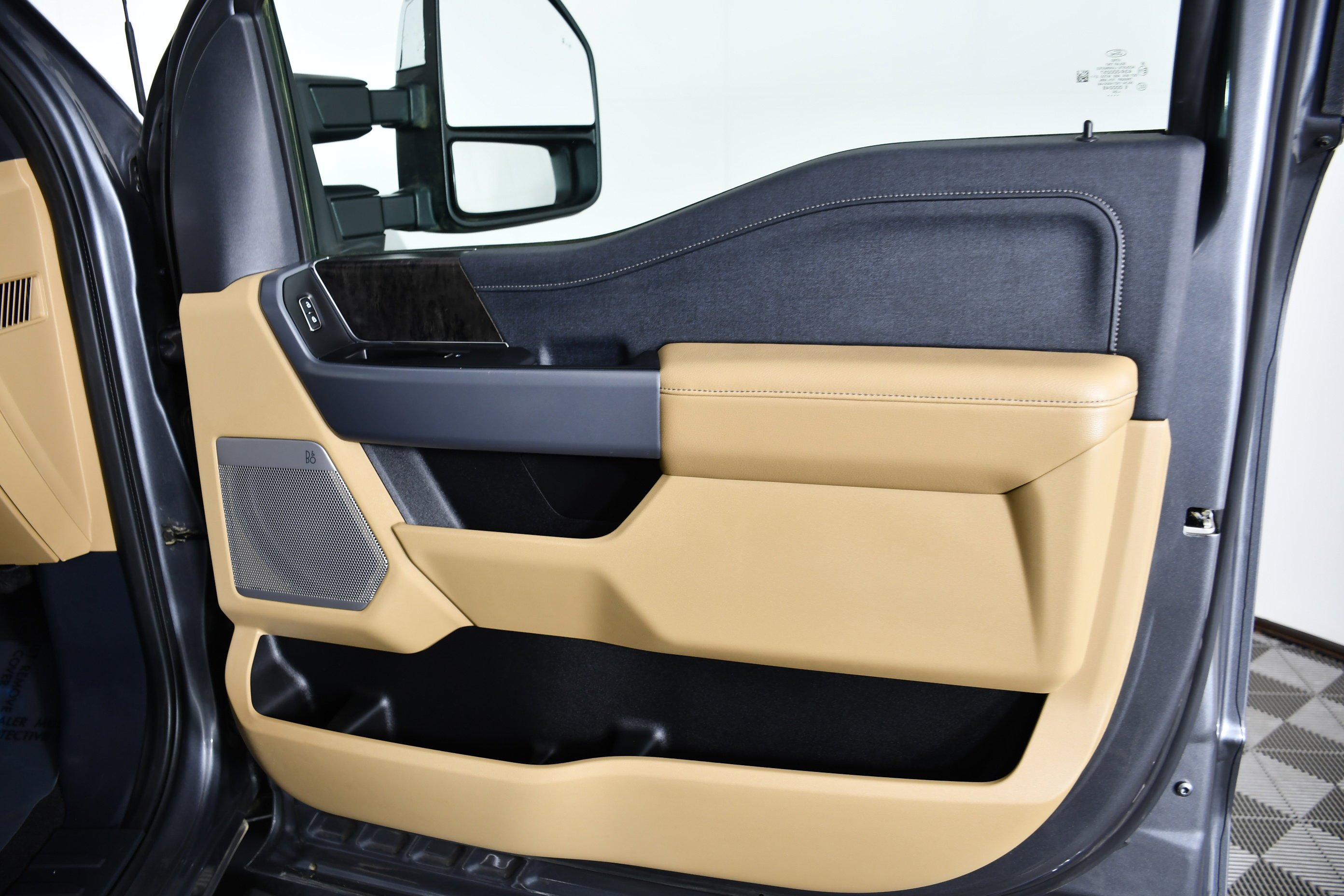 Used 2024 Gray Metallic Ford LARIAT image 48