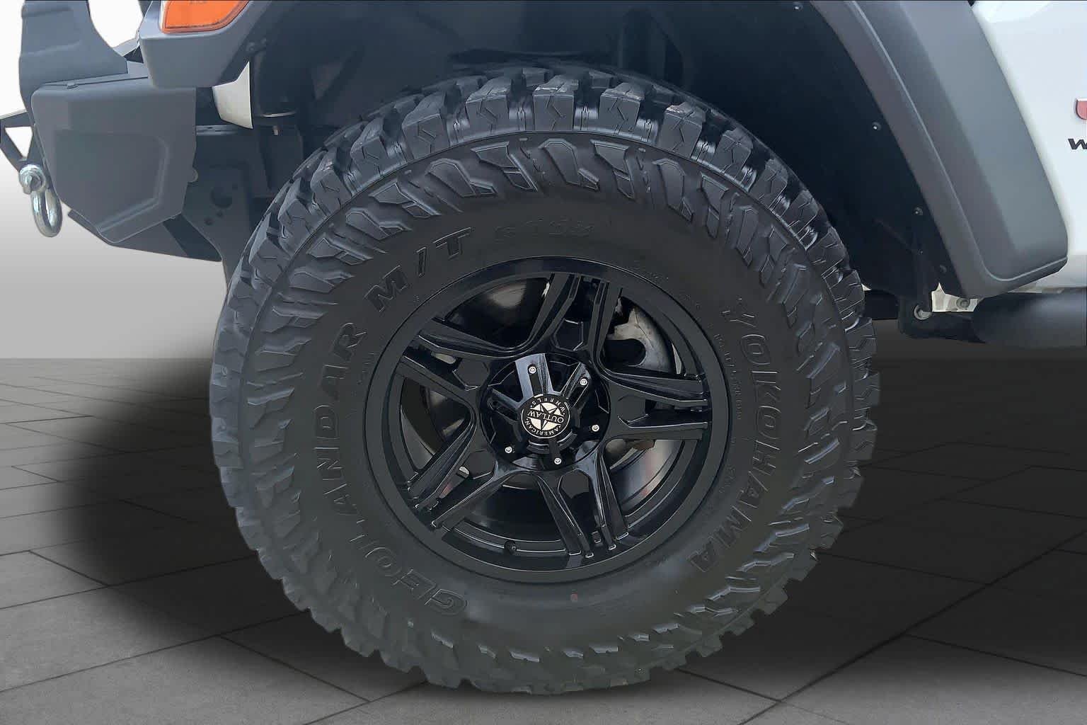 Used 2018 Bright White Clearcoat Jeep Sport image 11
